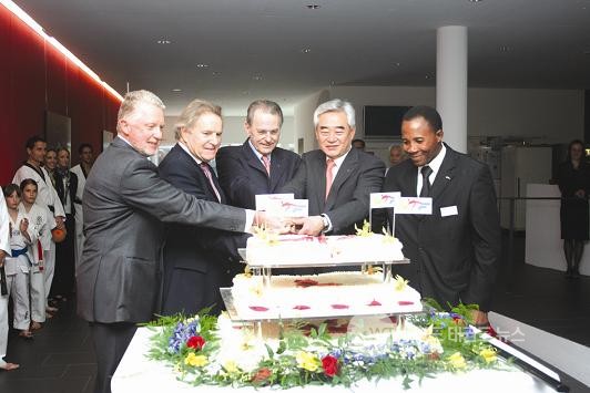  IOC 자크 로게 위원장(중앙)이 조정원 세계태권도연맹 총재, 하인 페르브루겐(Hein V