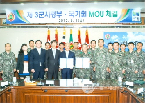 강원식 국기원장과 이홍기 제3야전군사령관을 비롯한 양 기관 관계자들이 업무협약을 체결하고 기념촬영을 하고 있다.
