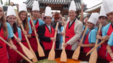  전주비빔밥 체험에 참가한 제4회 세계청소년태권도캠프 참가자들