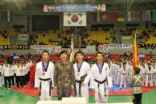 제21회 국방부장관기 태권도 대회 군부 시상식 장면