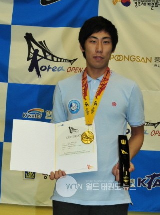 제7회 경주코리아오픈 국제태권도대회 시니어1 남자 -74kg급에서 금메달을 획득한 한겨레 선수.