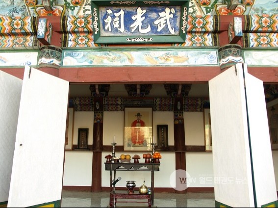 춘향제 추향제 올리는 무광사 Ceremonies at Moogwang-sa shrine for Korean Admirals 