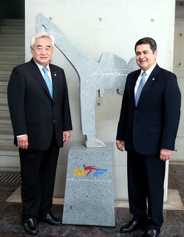 조정원 WTF 총재와 오를란도 에르난데스 온두라스 대통령이 20일 세계태권도연맹 서울본부 태권도 상 앞에서 기념 촬영을 하고 있다.