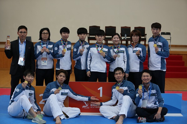제36회 전국장애인체육대회 태권도 경기에서 종합우승을 차지한 서울특별시 선수단이 우승의 기쁨을 나누고 있다.