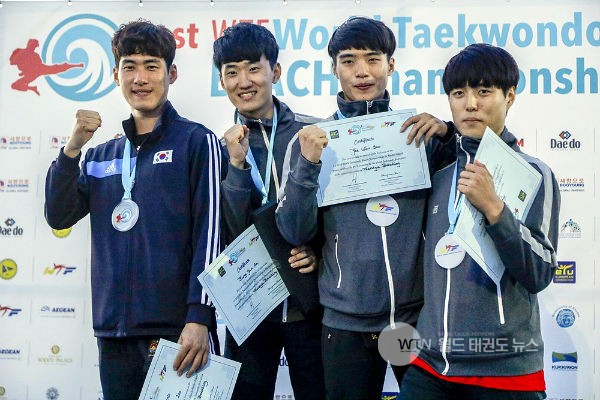기술격파의 자유격파에서 우승한 한국 선수들이 시상식 후 기념 촬영을 하고있다<사진=세계태권도연맹>