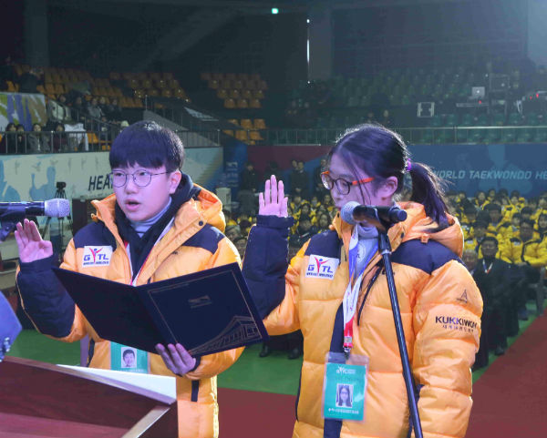 ▲ 선도단 대표로 장우빈 군(왼쪽)과 송하나 양이 선서를 하고 있는 모습<사진=국기원>