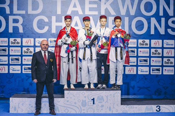 ▲ -48Kg에서 우승한 김진호(왼쪽세번째)가 시상대에서 기념촬영을 하고있다.