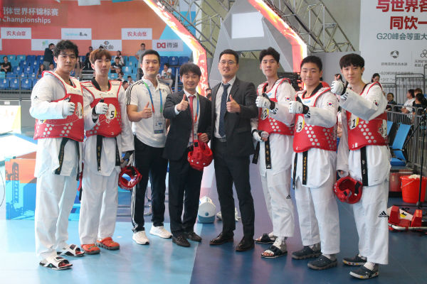 ▲ 한국 남자대표팀이 우승 후 단체기념 사진 촬영을 하고있다<사진=세계태권도연맹>