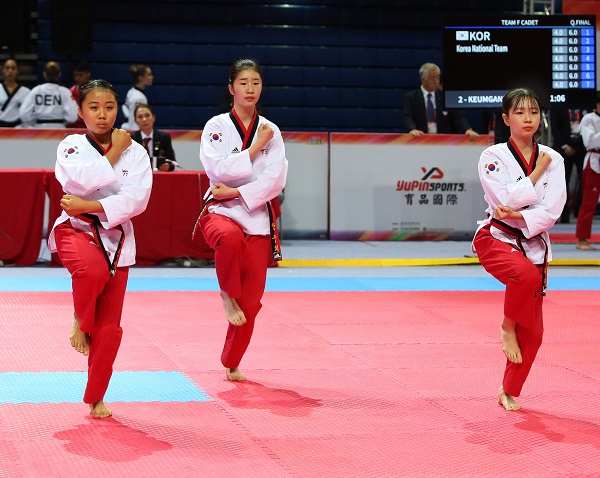 ▲ 대회 둘째 날 카뎃 여자 단체전 부문에서 금메달을 획득한 오윤아 (왼쪽),한주희 (가운데), 박채원 (오른쪽) 선수가 경연을 펼치고 있다