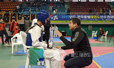 ▲ 고양고등학교 안진우 코치(사진 오른쪽)가 박현빈(사진 왼쪽) 선수를 지도하고 있는 모습
