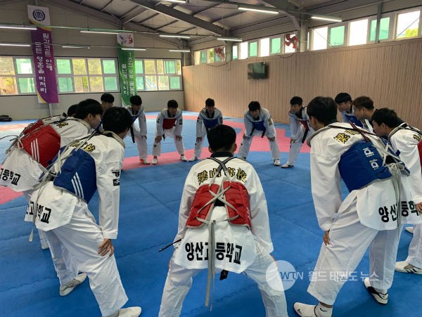 ▲ 양산고등학교 태권도부원들이 훈련 전 파이팅을 다지고 있다.