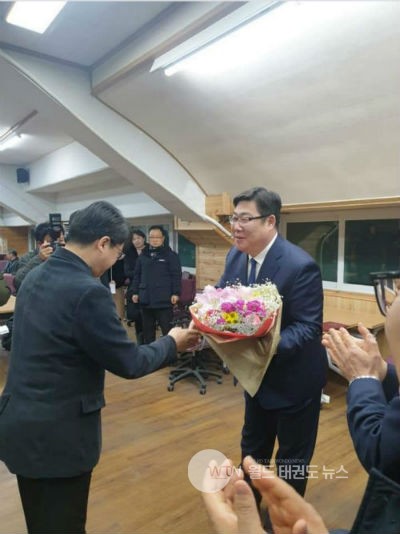 ▲ 15일 실시된 첫 민선 경주시체육회장 선거에서 당선된 여준기 당선인(사진 오른쪽)이 축하 꽃다발을 받고 있다
