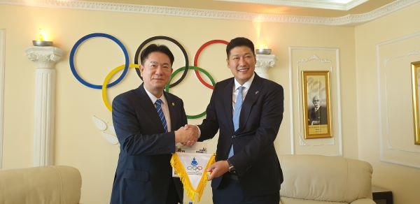 ▲ 이동섭 국기원장이 바투쉬그 바트볼드 몽골올림픽위원장과 상호 협력을 약속하는 굳은 악수를 나누고 있다.
