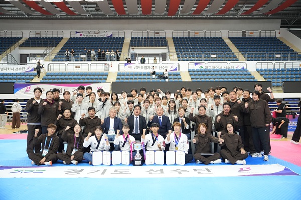- 제106회 전국체육대회 경기도 태권도 선수단   단체 사진