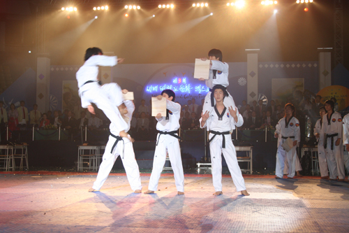 2016 바쿠에서 열린 그랑프리 파이널 결승전에서 이대훈(왼쪽)이 상대선수를 공격하고있다.